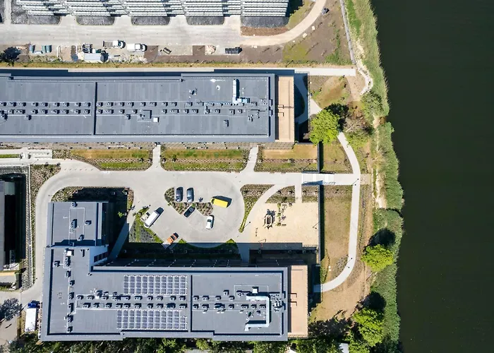 公寓 River Side With Balcony By Renters Prestige *